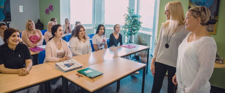 Innenaufnahme eines Schulungsraumes mit zahlreichen Schülerinnen