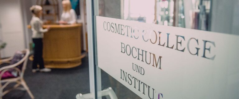 Eingangstür zum Cosmetic College Bochum und Institut